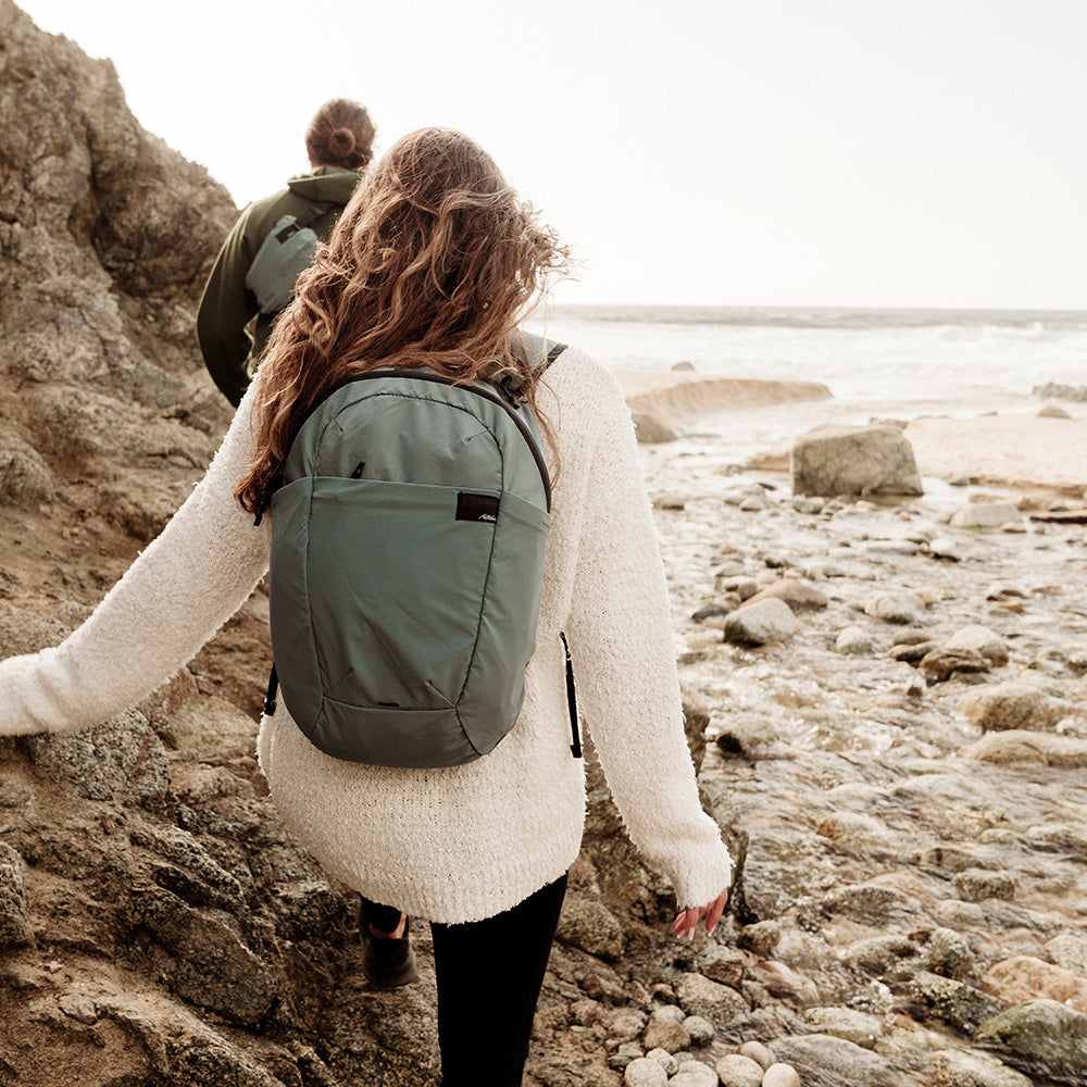 MATOG2DP01BL_Matador_RefractionBackpack_Social6.jpg